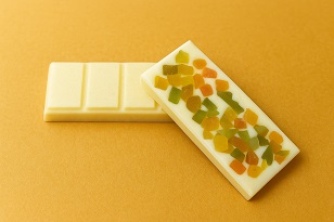 BARRA CHOCOLATE BRANCO COM FRUTAS CRISTALIZADAS