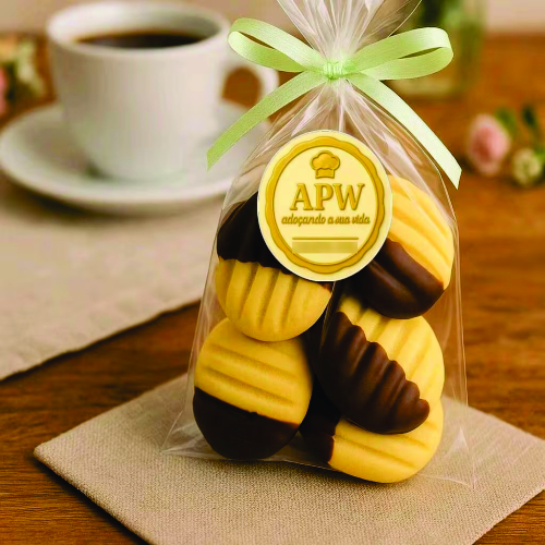 BISCOITO DE POLVILHO DOCE COM MEIA COBERTURA DE CHOCOLATE