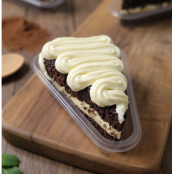 BOLO - MASSA DE CHOCOLATE COM RECHEIO DE BRIGADEIRO BRANCO E COBERTURA DE NINHO